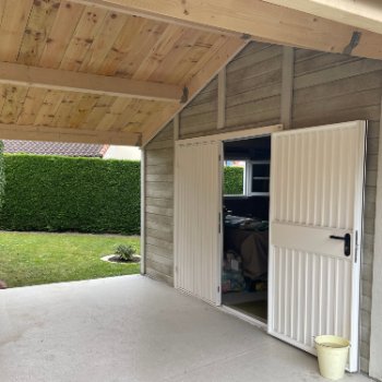 Abri de jardin en béton aspect bois 2 pentes avec auvent